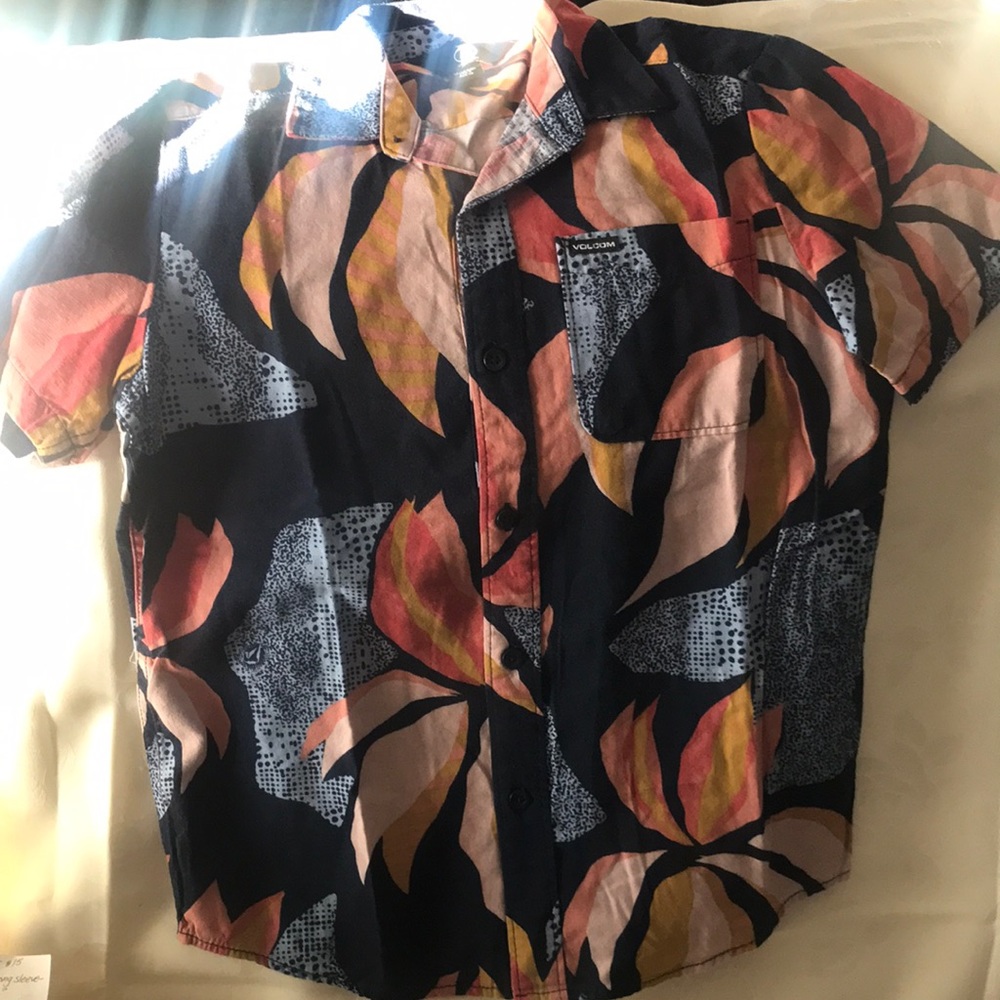 COPY - Volcom boy’s button up, short sleeve shirt. Size 10, multicolor print.
